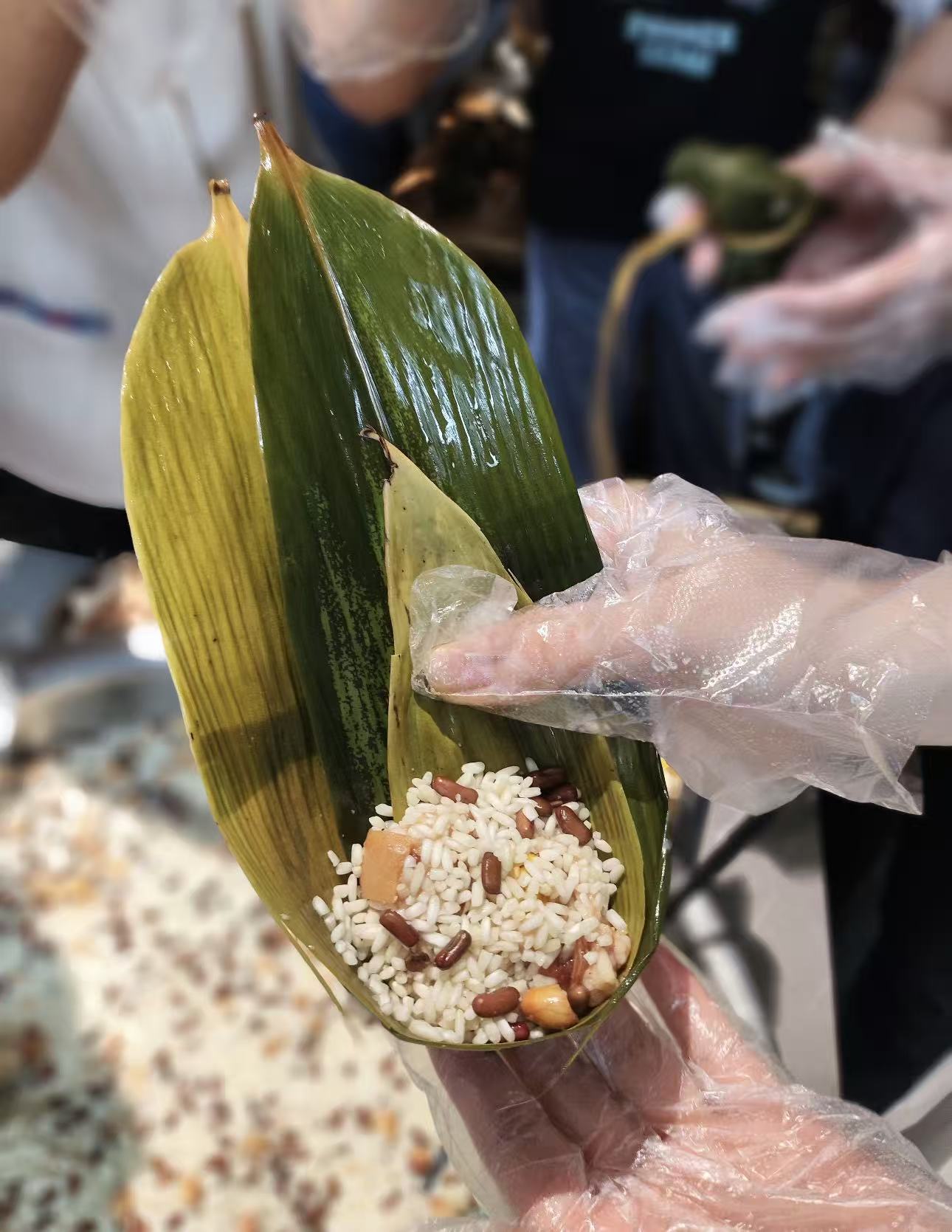 Tuoksuvat riisinlehdet, pysyvä tiimisidos – ennätys Yibalingin Dragon Boat Festivalin tiiminrakennustapahtumasta